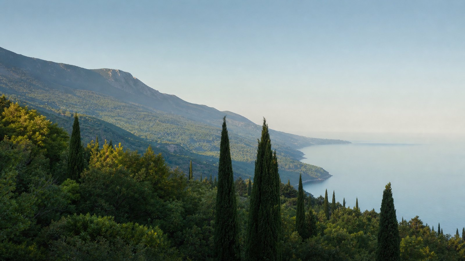 Горный рельеф и кипарисы Южного берега Крыма